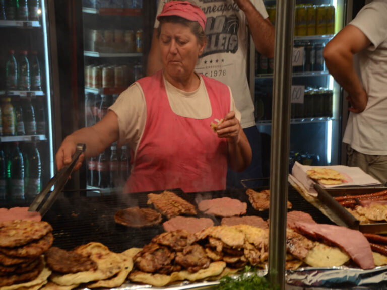 Lady preparing serbian burguers, called Pljeskavicas