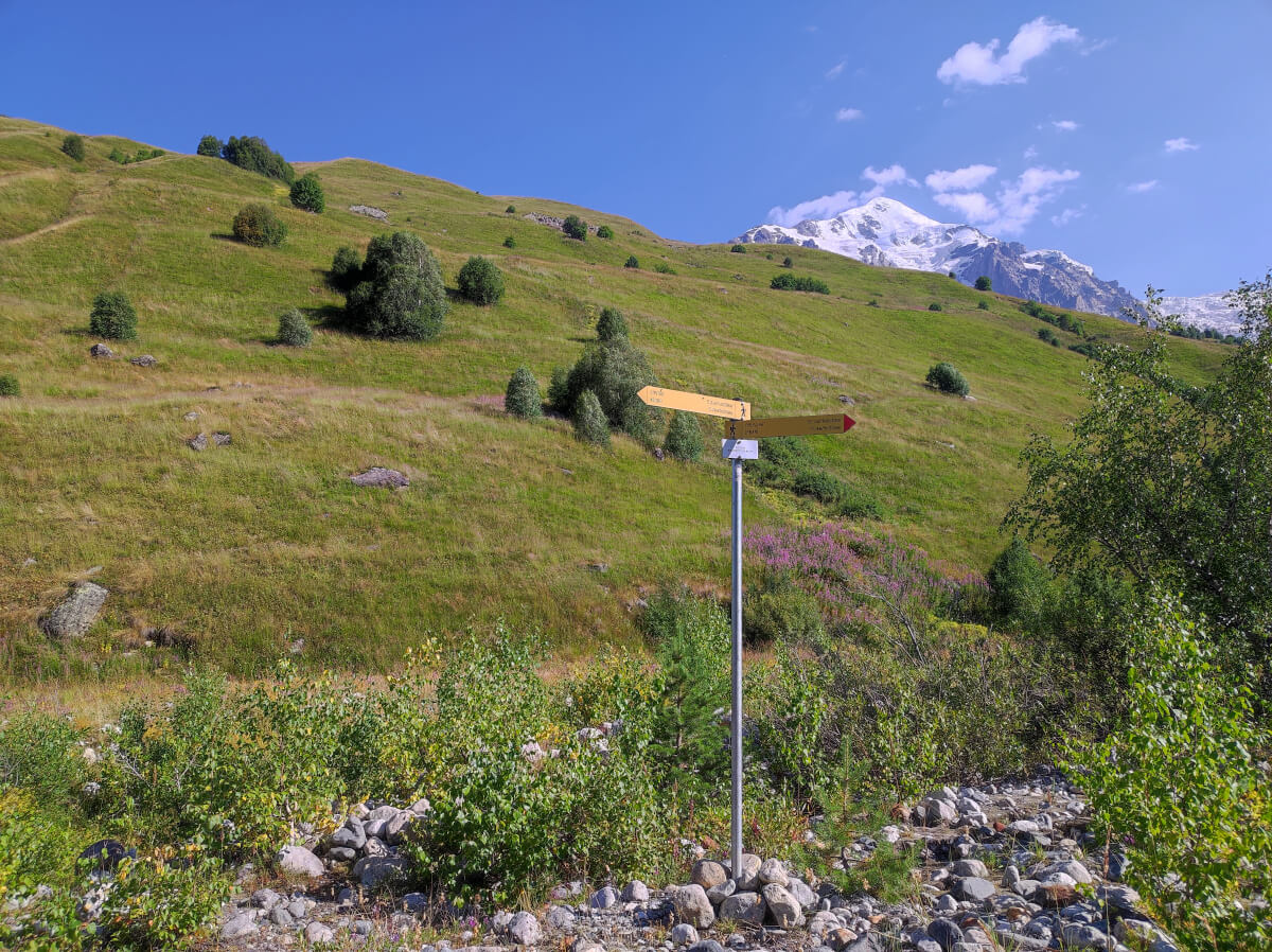 Signpost on the way to Chkhunderi Pass