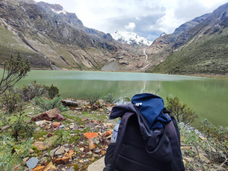 Backpack in front of a lake in Huaraz